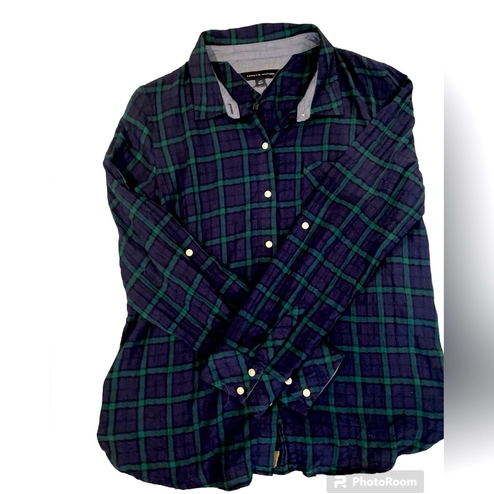 EUC Tommy Hilfiger Women’s plaid long sleeve button down shirt